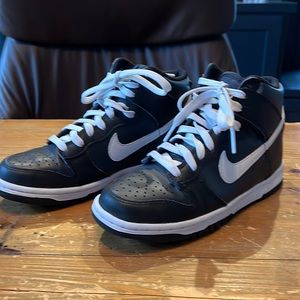 Kids Nike dunk high size 4.5 youth. only worn inside
